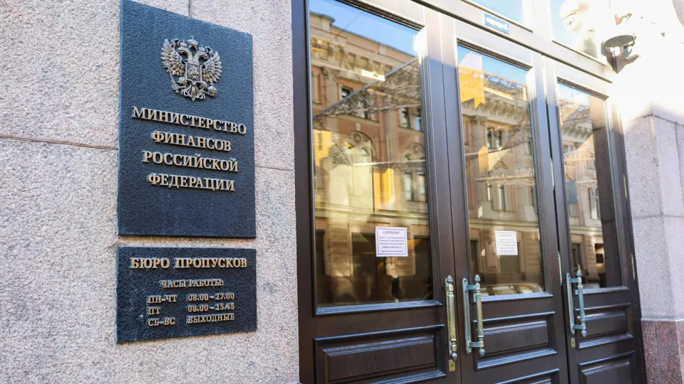 После 2022 года Россия всё больше финансирует расходы за счёт заимствований: госдолг вырос на 68%, обслуживание долга вытесняет другие статьи бюджета. Эксперты предлагают ввести долговые ориентиры 30–40% ВВП на фоне рисков от цен на энергоресурсы, демографии и технологических ограничений.
