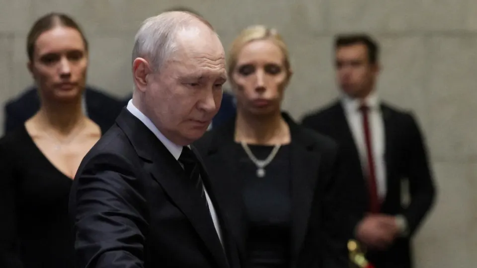 По данным ряда источников, близких к Кремлю, российский лидер не намерен отказываться от попытки взять Донбасс и может пойти на усиление боевых действий, несмотря на экономические риски и призывы к миру.