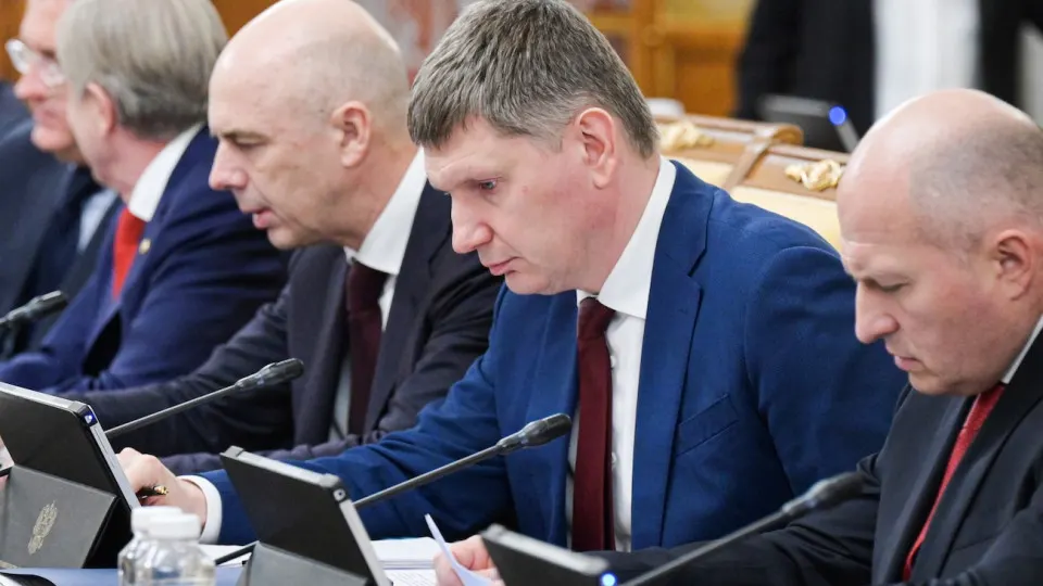 По оценке Минэкономразвития, ВВП РФ за январь–май вырос всего на 0,2%. Промышленность и инвестиции остаются в стагнации, региональная сегментация усиливается, падение цен на нефть и проблемы НПЗ повышают риски для бюджета и инфляции.