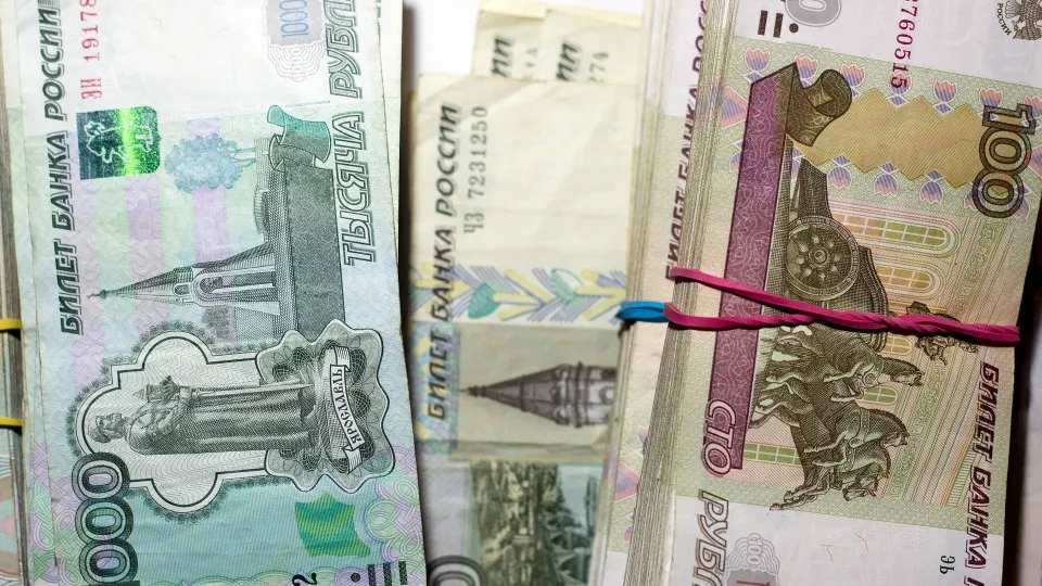 С 1 по 16 июля объём наличных в обращении увеличился на 513 млрд руб. Банки теряют ликвидность, растут заимствования у регулятора — риск для стабильности финансовой системы увеличивается.