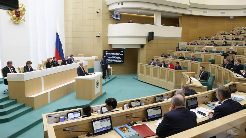 Новый закон вводит официальный реестр уехавших из России «уклоняющихся» и широкий набор ограничений: от блокировки банковских услуг до фактически приостановки консульской помощи.