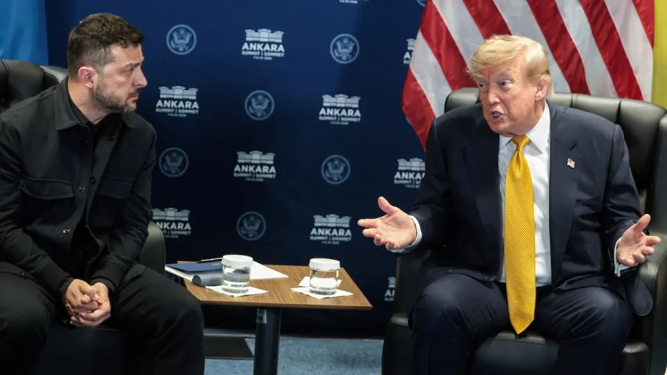 На саммите НАТО в Анкаре Дональд Трамп сказал, что одобряет удары Украины по нефтезаводам, оборонным предприятиям и трубопроводам внутри России, назвав эскалацию потенциальным шагом к завершению конфликта. Аналитики отмечают резкий рост дальних атак, поставивших под угрозу значительную часть территории страны.