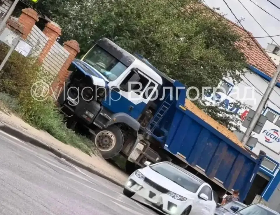На проспекте Университетском произошла авария: грузовик с песком врезался в забор храма. По информации полиции, никаких обращений по ДТП не поступало, ущерб водитель возместил на месте.