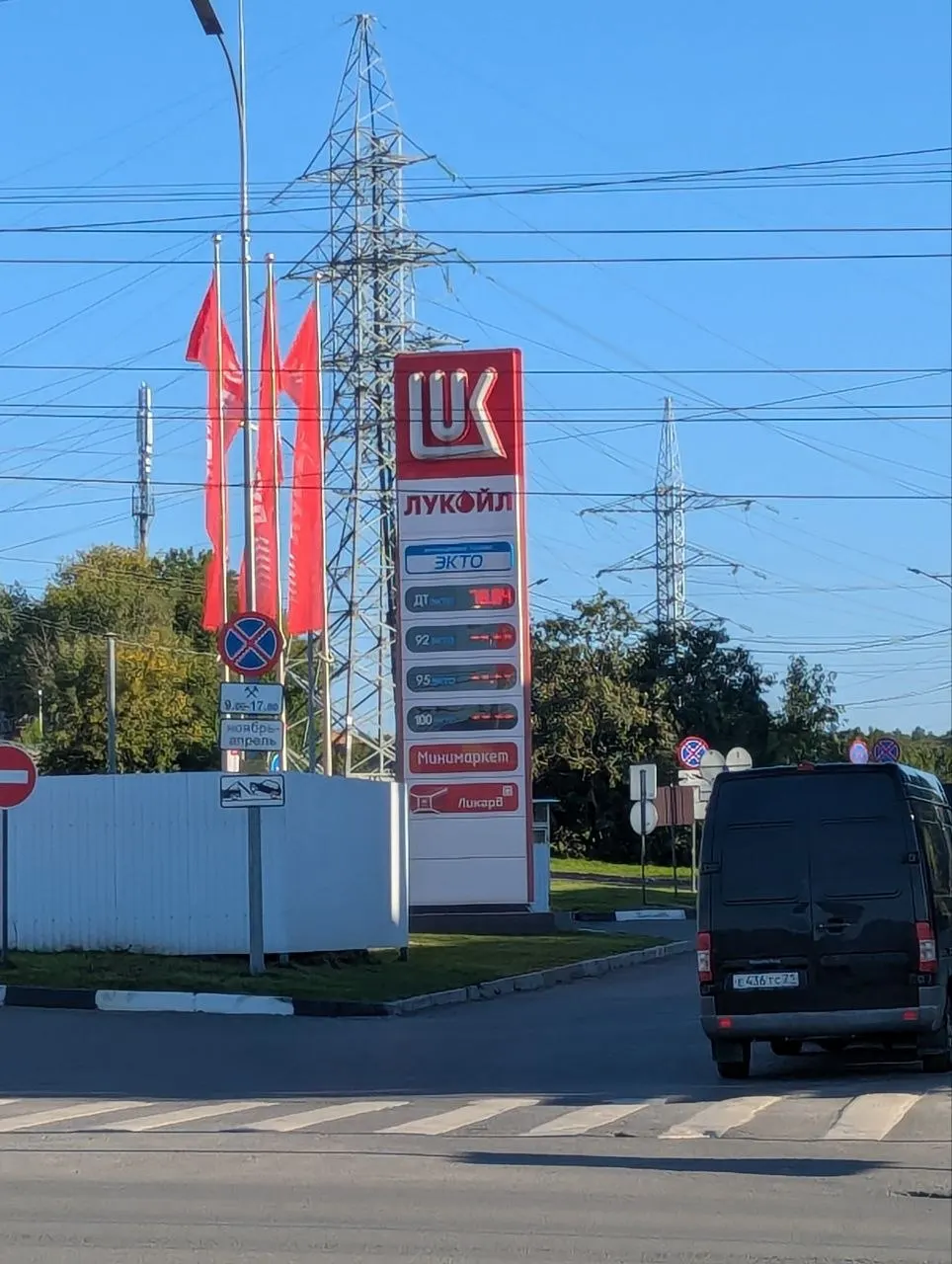 В ряде регионов фиксируются дефицит топлива, очереди на заправках и ограничения продаж, что отражает напряжённую ситуацию на рынке в условиях тревог.