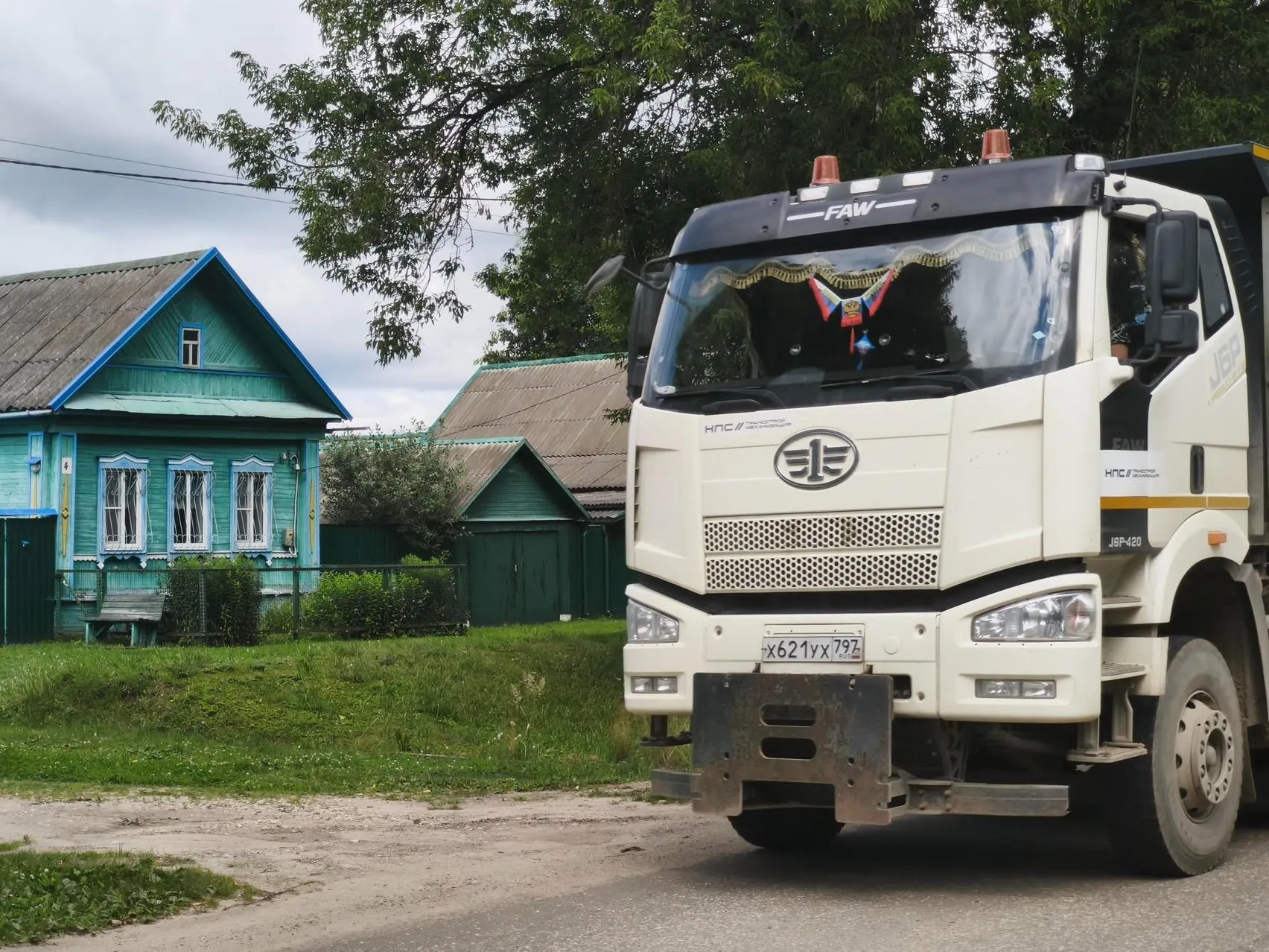 Часть жильцов лишилась жилья, другие учатся жить рядом с грохотом грузовиков и проходящими поездами на маршруте Москва — Санкт-Петербург.