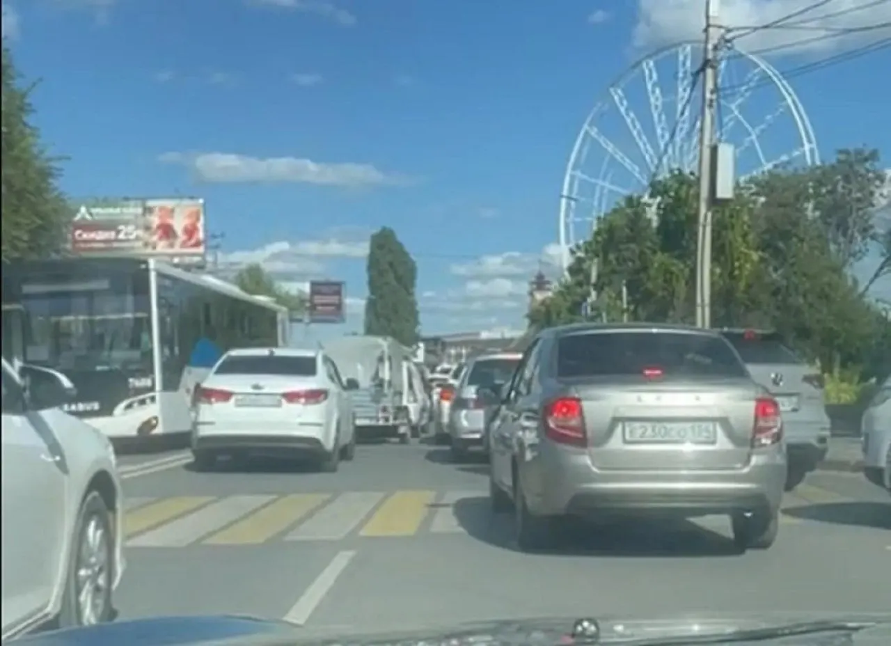 В мэрии рассматривают возможность исключения участка из зоны платной парковки на улице генерала-лейтенанта Воронина из-за пробок.
