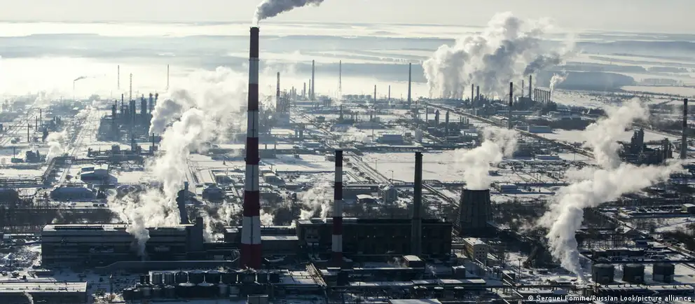 После ударов дронов ВСУ три НПЗ Лукойла остановлены; активен только НПЗ в Ухте, затем остановлен Новошахтинский НПЗ.