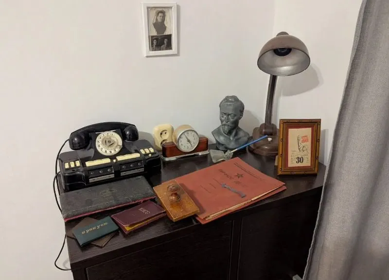 Уникальная экспозиция в квартире перенесет гостей в годы Советского Союза: на стенах — портреты вождей, большой флаг и характерные плакаты той эпохи.