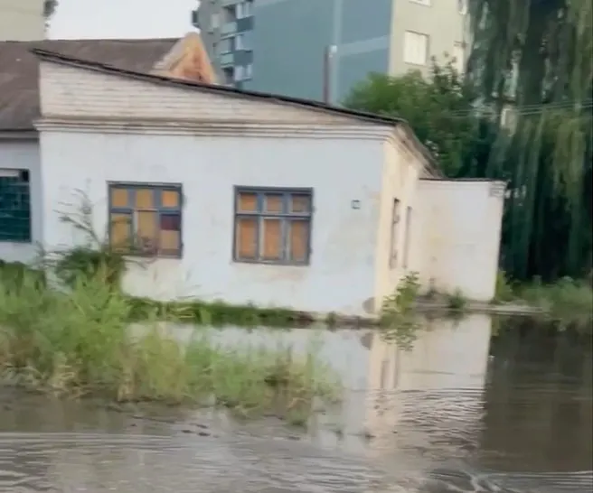 Горожане жалуются на затопления на протяжении 15 лет, власти утверждают, что рассматривают варианты ремонта ветхого участка.