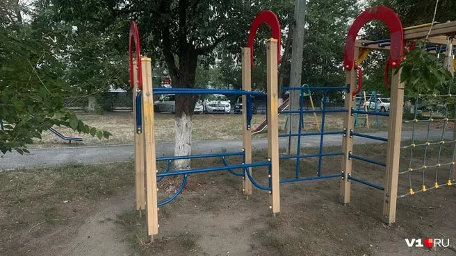 Жители района обеспокоены неустойчивой детской площадкой во дворе, опасаются обрушения и травм детей; управляющая компания обещает ремонт к середине осени.