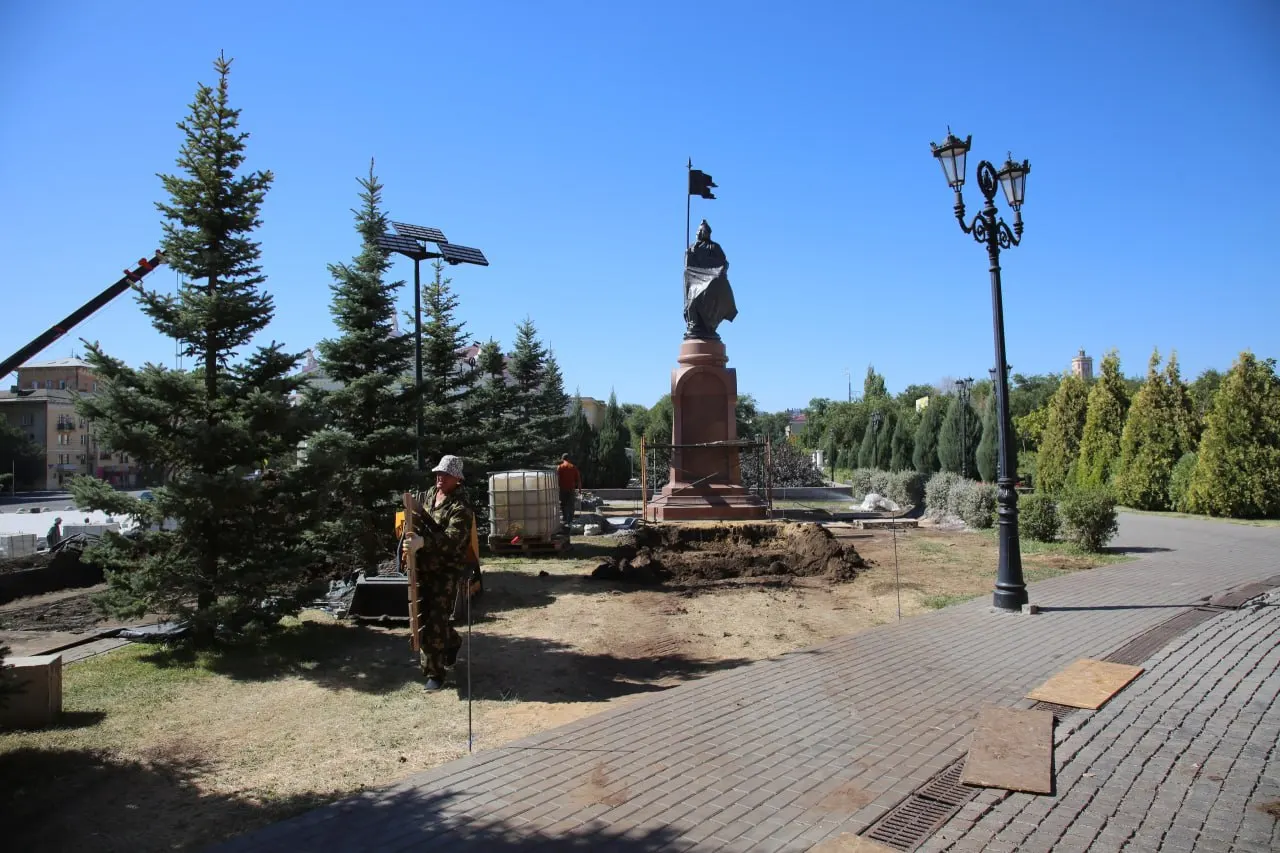 На площади Павших Борцов в Волгограде у памятника Александру Невскому появилась новая деталь — щит в руке; вокруг ведутся работы по благоустройству и защитная пленка частично закрывает постамент.