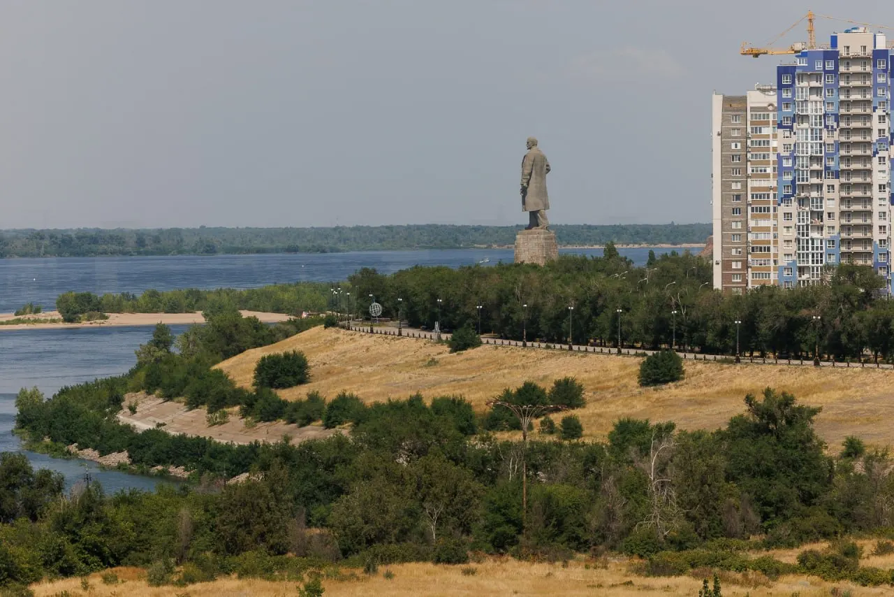 Муниципальное учреждение объявило закупку на укладку плитки на площадке у амфитеатра; начальная цена — около 6,25 млн ₽, исполнение — 45 дней.