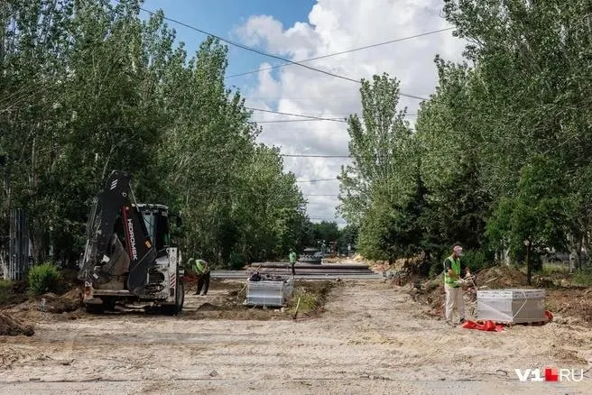 Муниципальное предприятие обновит покрытие у фонтана напротив офиса регионального отделения Банка России; на работы выделено 2,06 млн рублей, срок выполнения — семь рабочих дней.