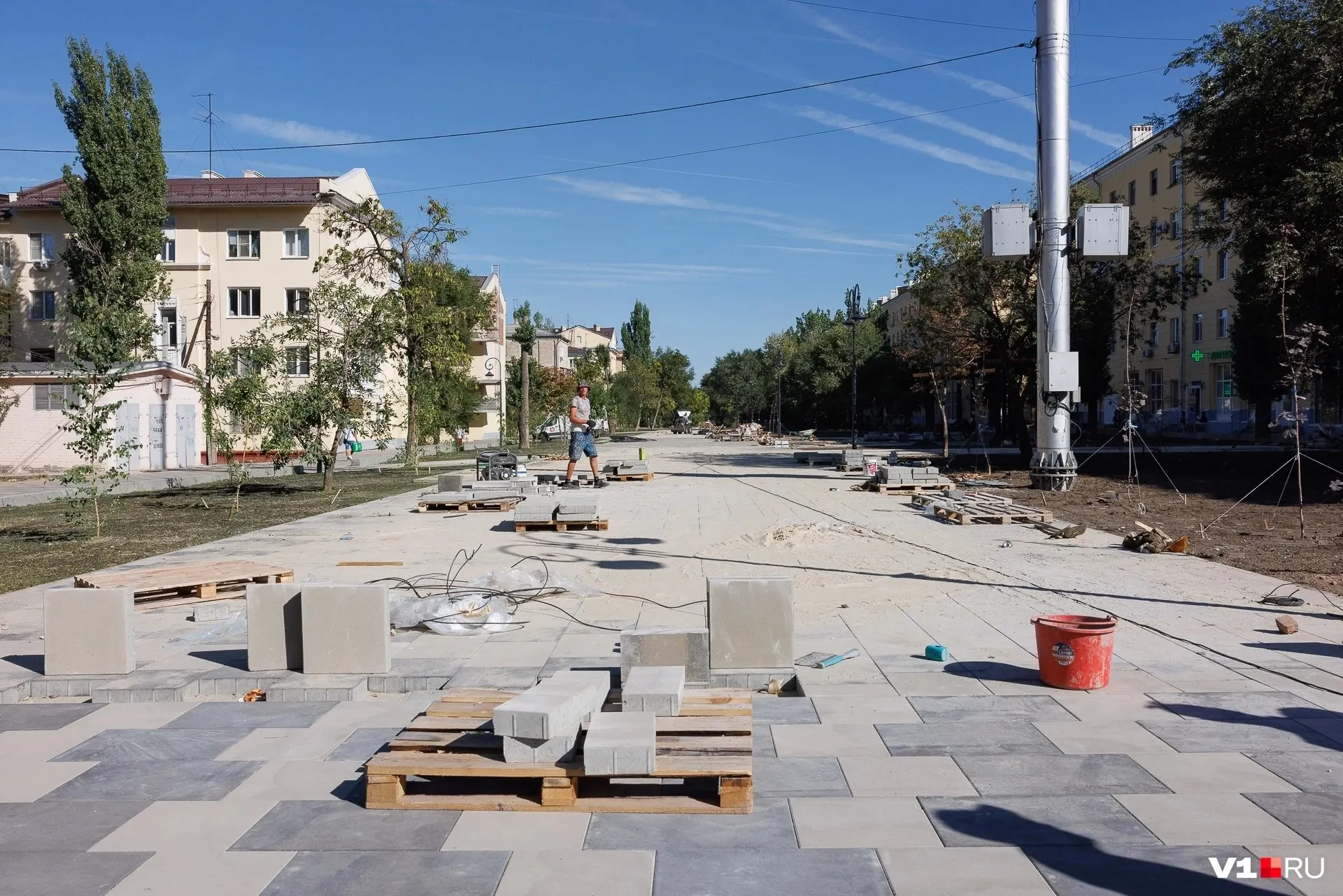 На улице Дзержинского продолжаются работы: старый асфальт заменён на ровную кладку, часть деревьев снесена, а бордюр вернулся на место.