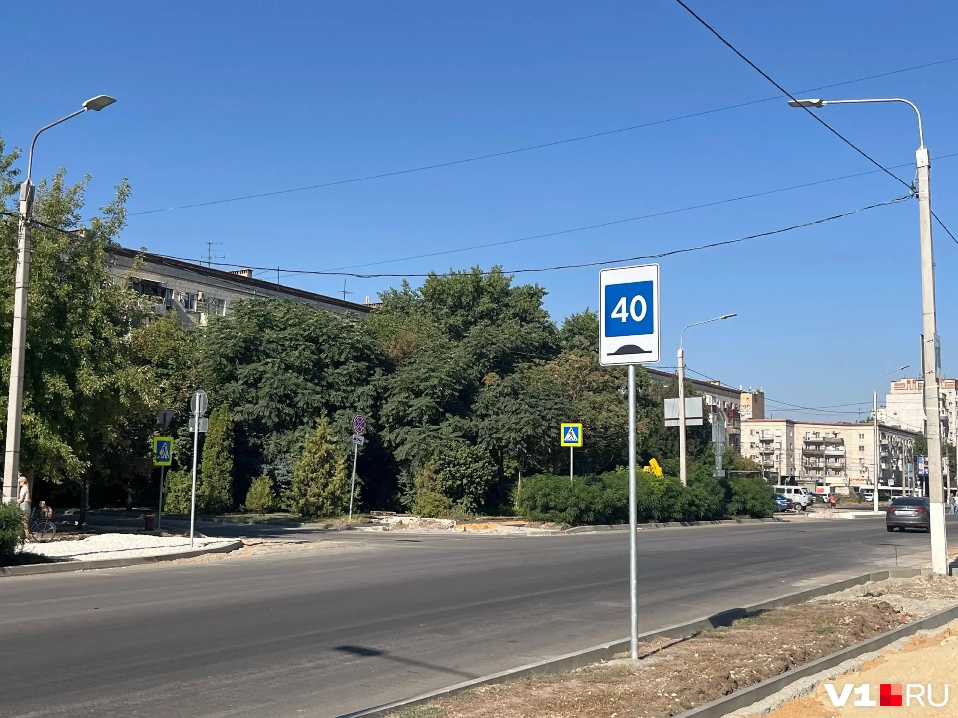 Во время ремонта на ул. 7-й Гвардейской вводят новую схему движения и размещают знаки; возле арбитражного суда организуют парковку, доступную только для инвалида-водителей.