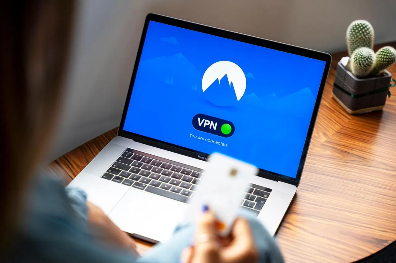 Ведомство предлагает постоянный мониторинг IP‑адресов VPN в списке исключений и новую идентификацию пользователей; меры направлены на предотвращение обхода блокировок и усиление контроля.