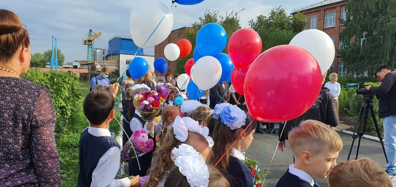 В Омске сборы на подготовку к школе достигают 16 000 рублей, расходы за семь лет выросли более чем вдвое.