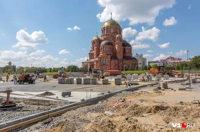 Ремонт и озеленение главной площади Волгограда должны были завершиться 1 августа, однако работы далеки от окончания: техника, материалы и пыль мешают прогулкам по центру.