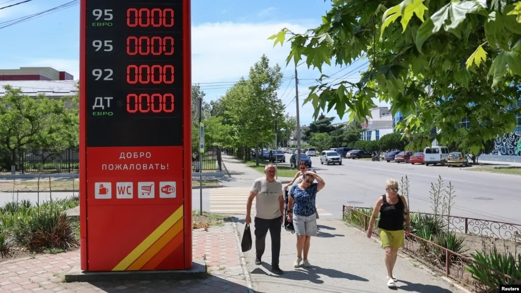 В регионе зафиксирован дефицит бензина: очереди на заправках, одна станция в Архипо-Осиповке имела бензин АИ-92 и АИ-95.