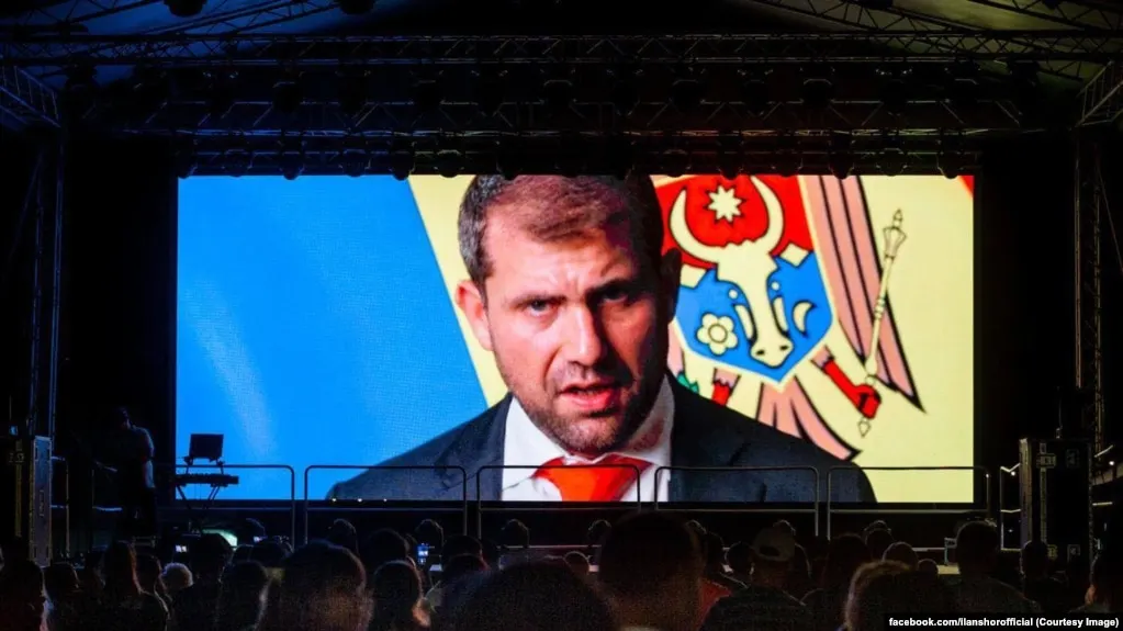 Расследование указывает на выводы через сеть подставных фирм и банки, в обход санкций, десятков миллиардов долларов и участие крупных финансовых учреждений.