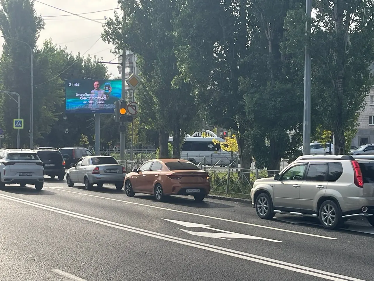 На перекрёстке улиц 7-й Гвардейской и Коммунистической появилась противоречивая дорожная разметка и знак, вызывающие путаницу у водителей.