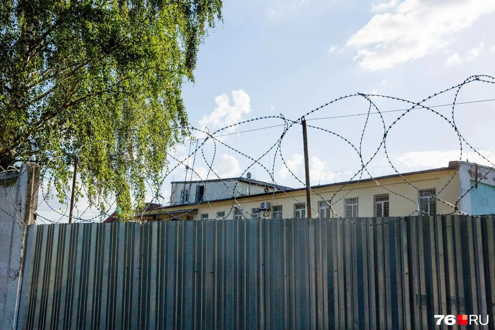 Двое молодых людей, один из которых несовершеннолетний, задержаны по обвинению в вымогательстве крупной суммы у подростка. Потерпевший обратился в полицию после попыток вымогательства.
