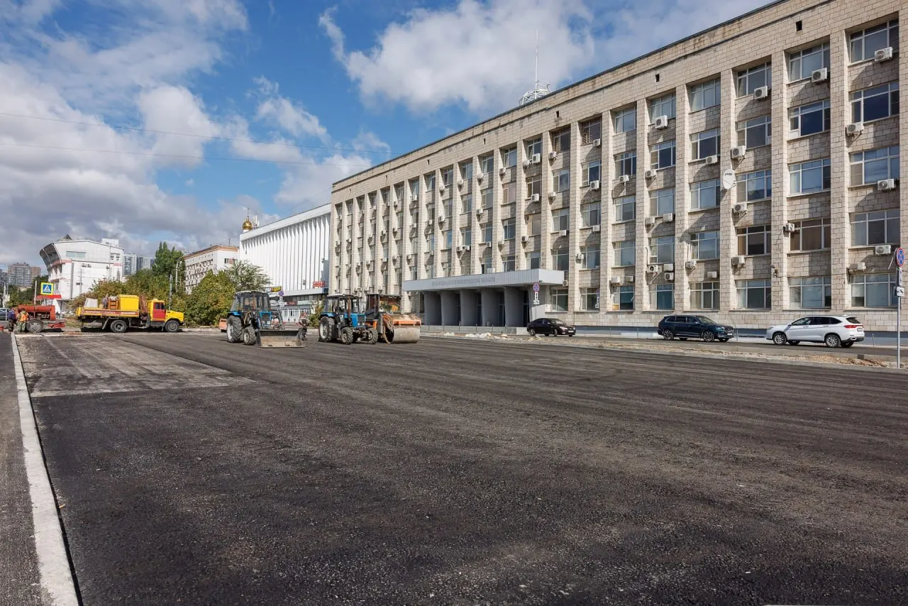 Местные водители спорят о долговечности покрытия после ремонта, пока специалисты уверяют, что технология укладки соответствует немецким стандартам 70‑х годов.