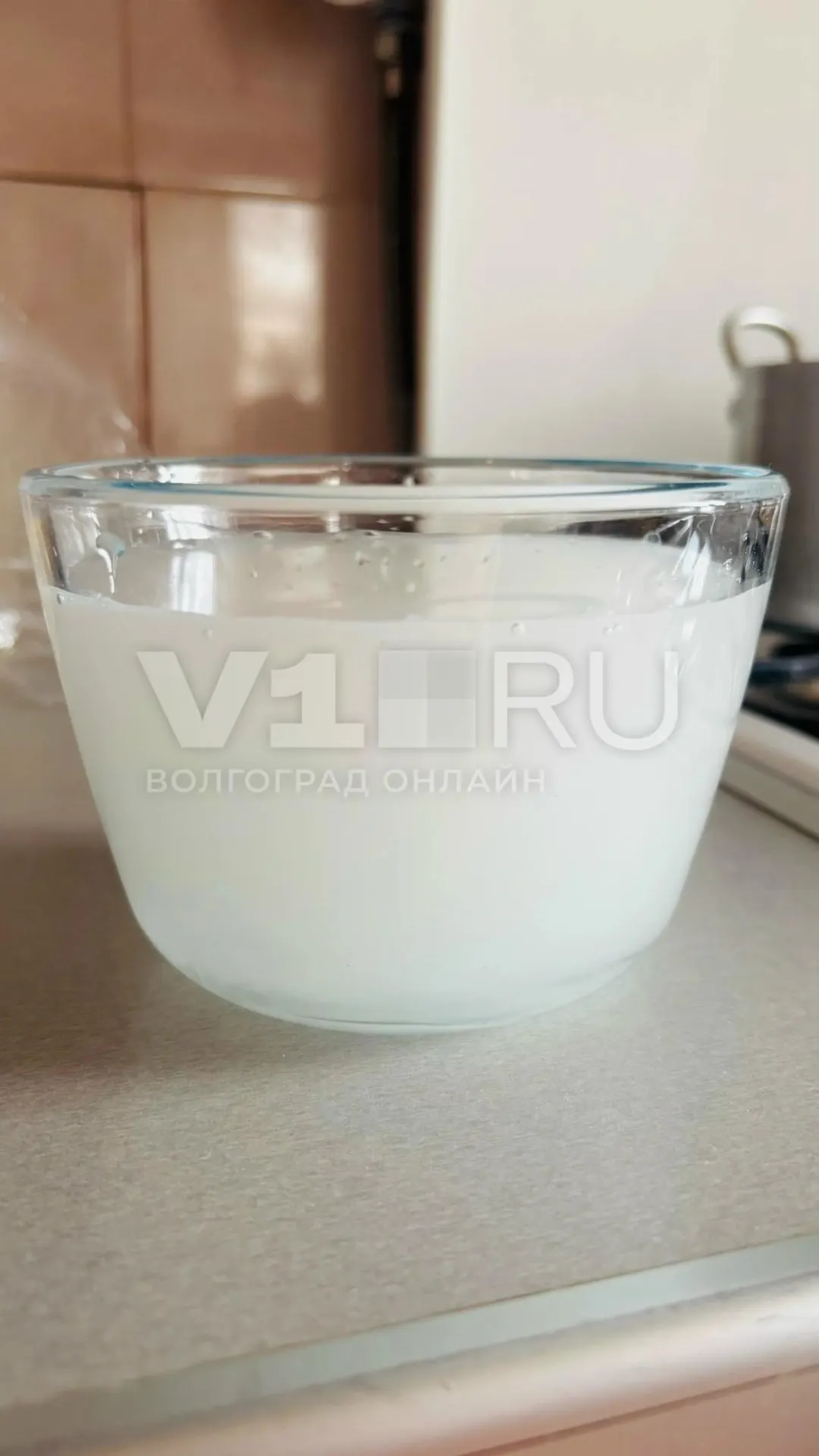 После массового отключения воды жители дома № 19 по улице Краснослободской жалуются на мутную воду; специалисты промывают сети и следят за качеством воды.