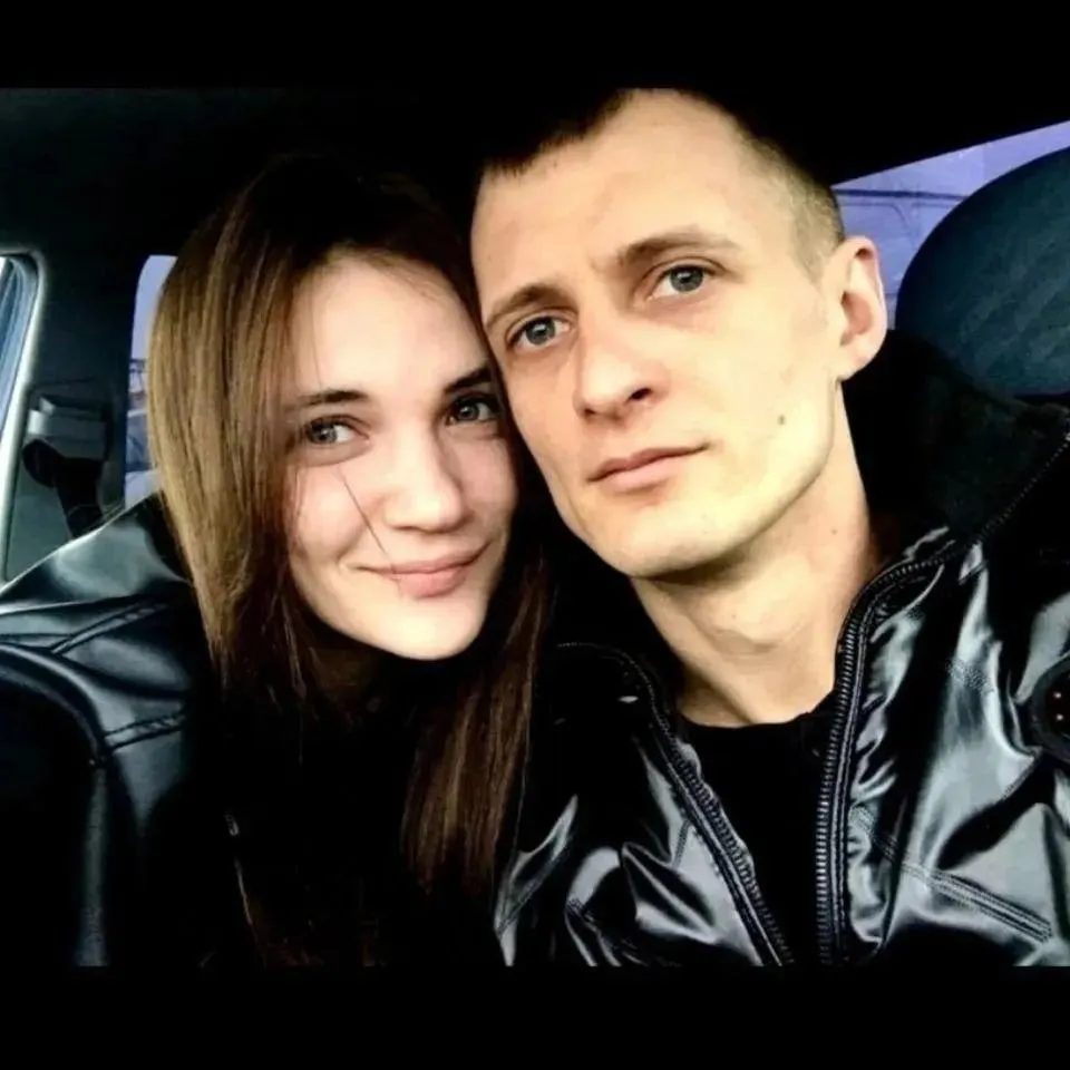 36-летний отец погиб после конфликта в магазине: он пытался заступиться за пожилого мужчину, после чего вооружённый мужчина открыл огонь. Простились с ним в Кировском районе, похороны пройдут на Красноармейском кладбище.