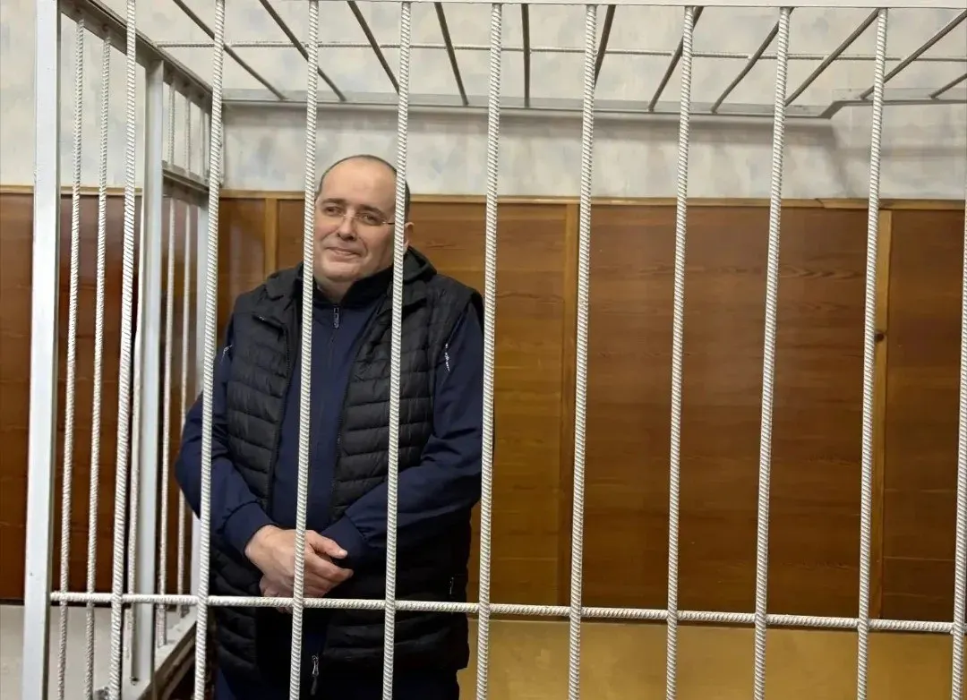 Суд вынес строгий приговор бывшему чиновнику за взятки на особо крупный размер: общий срок — 14 лет и штраф почти 17 млн рублей.
