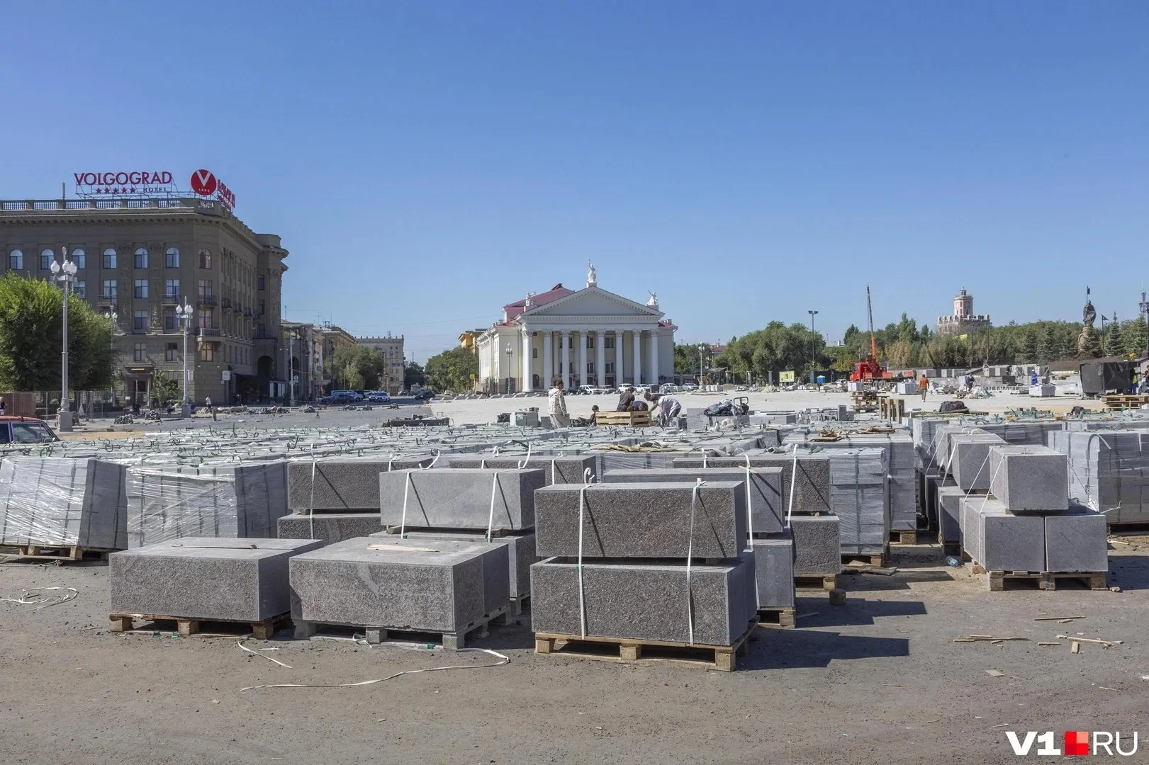 Обещанное преобразование площади в сердце центра Волгограда не выполнено. Анализ контрактов по реконструкции выявляет скрытые условия и крупные траты из бюджета, сообщает эксперт по госзакупкам.