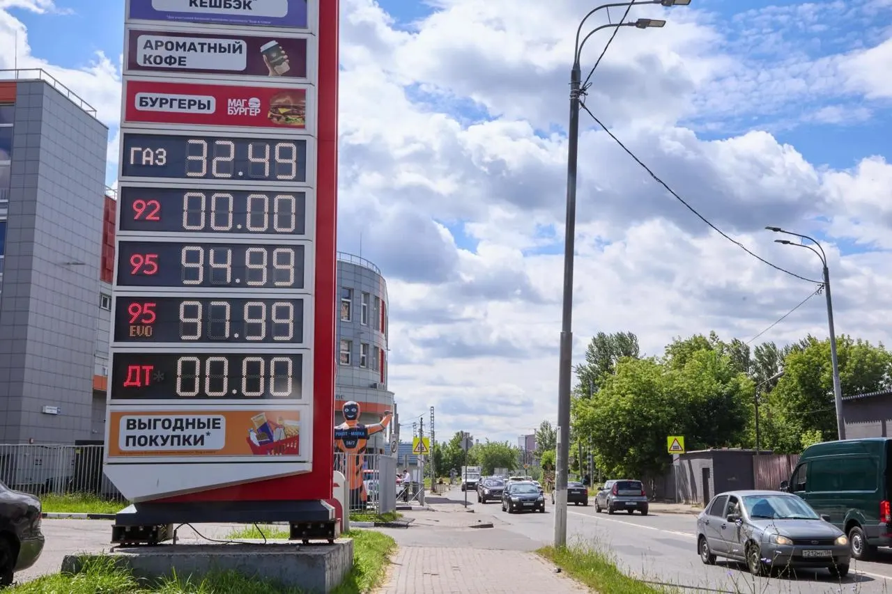 ФАС усиливает контроль над независимыми АЗС на фоне топливного кризиса: к сентябрю число дел и предупреждений выросло, регионы наблюдают значительное подорожание бензина.