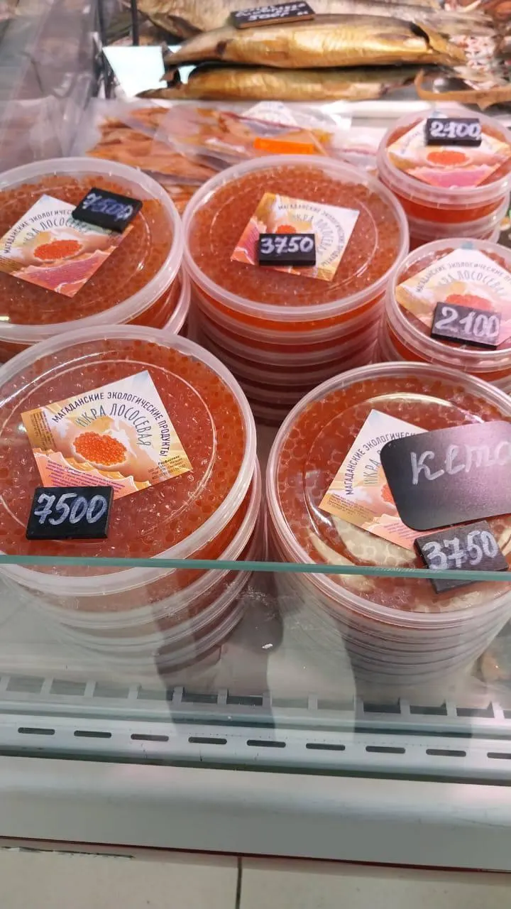 На Камчатке, Сахалине, Магаданской области, Хабаровском крае, Чукотке и Приморье зафиксировано значительное снижение добычи лосося и икры; отрасль сталкивается с экономическими потерями и ростом цен.
