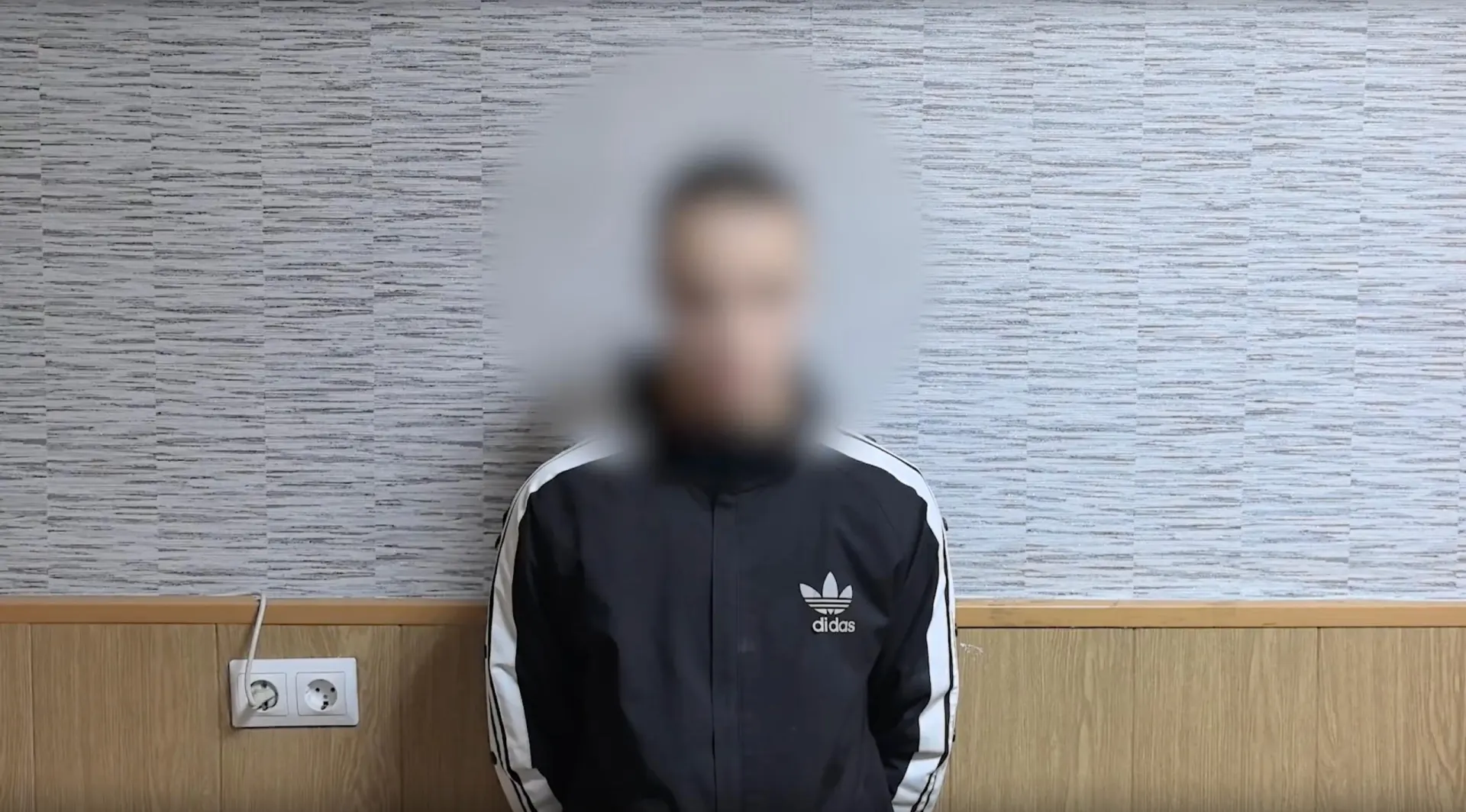 Троих жителей Волгограда задержали после публикации видеоматериалов о последствиях атак беспилотников; в регионе введён запрет на съемку и распространение подобных материалов.