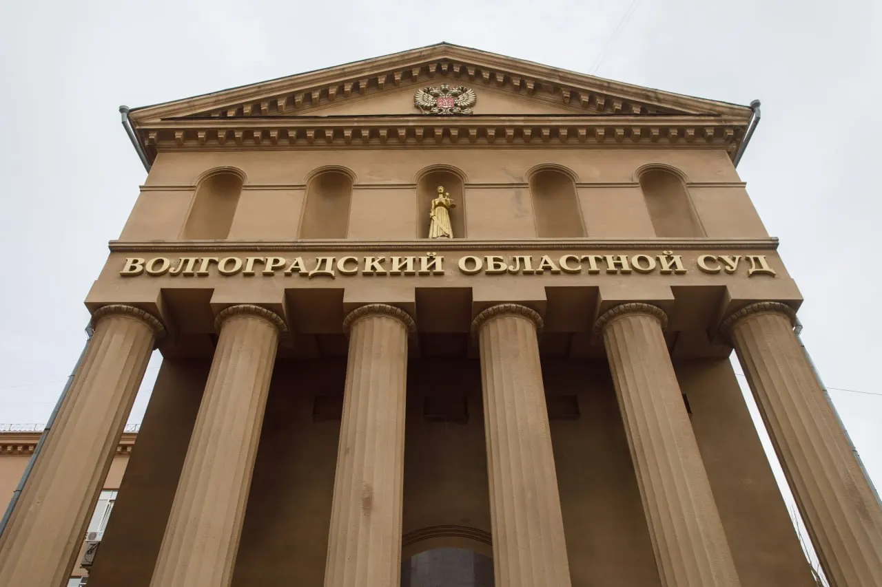 Бывший чиновник администрации Волгограда Антон Гончаров осуждён за взятки и злоупотребление полномочиями; суд ужесточил наказание и запретил занимать должности в сфере жилищной политики.