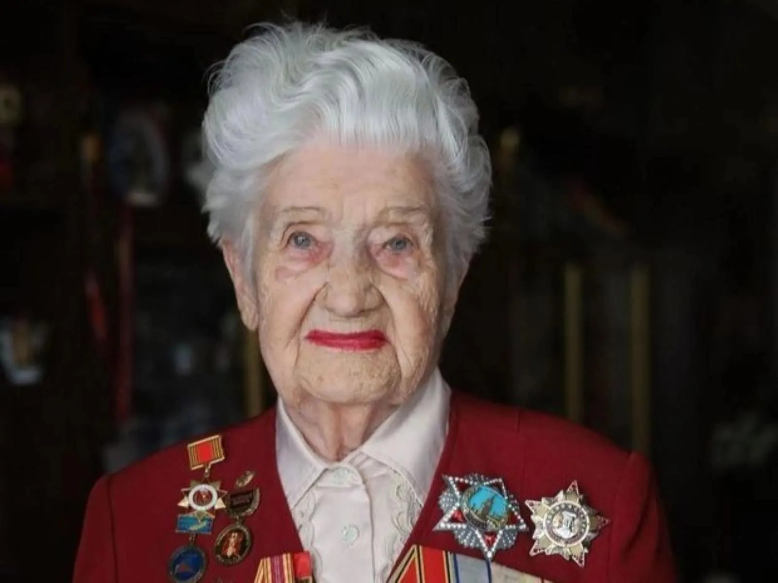 Участница Сталинградской битвы Мария Рохлина отмечает 102-летие. Во время войны она служила санинструктором, спасала раненых и прошла Сталинградскую и Курскую битвы, а Победу встретила в Праге.