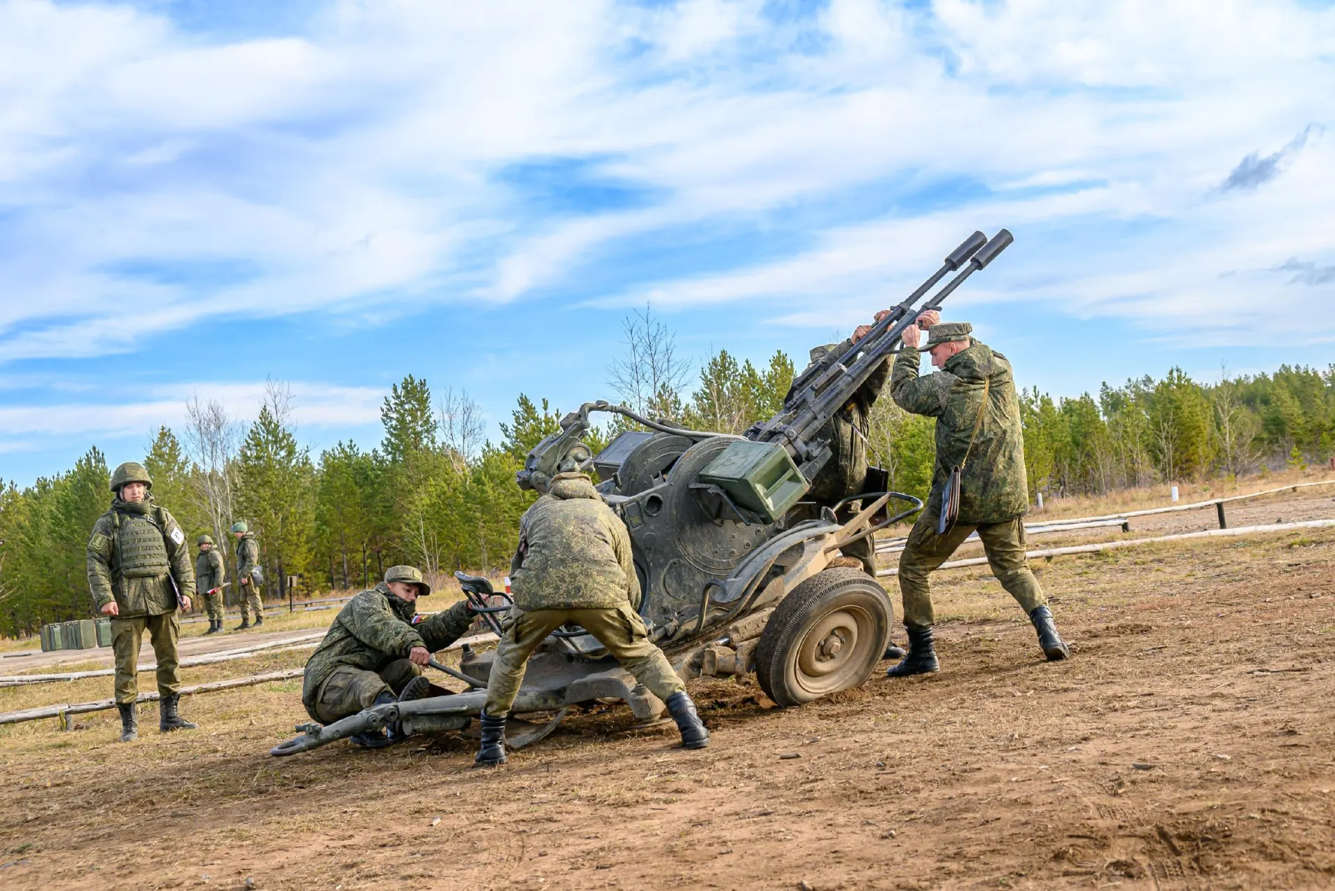 Число военнослужащих вырастет примерно на 15,5 тысяч человек.