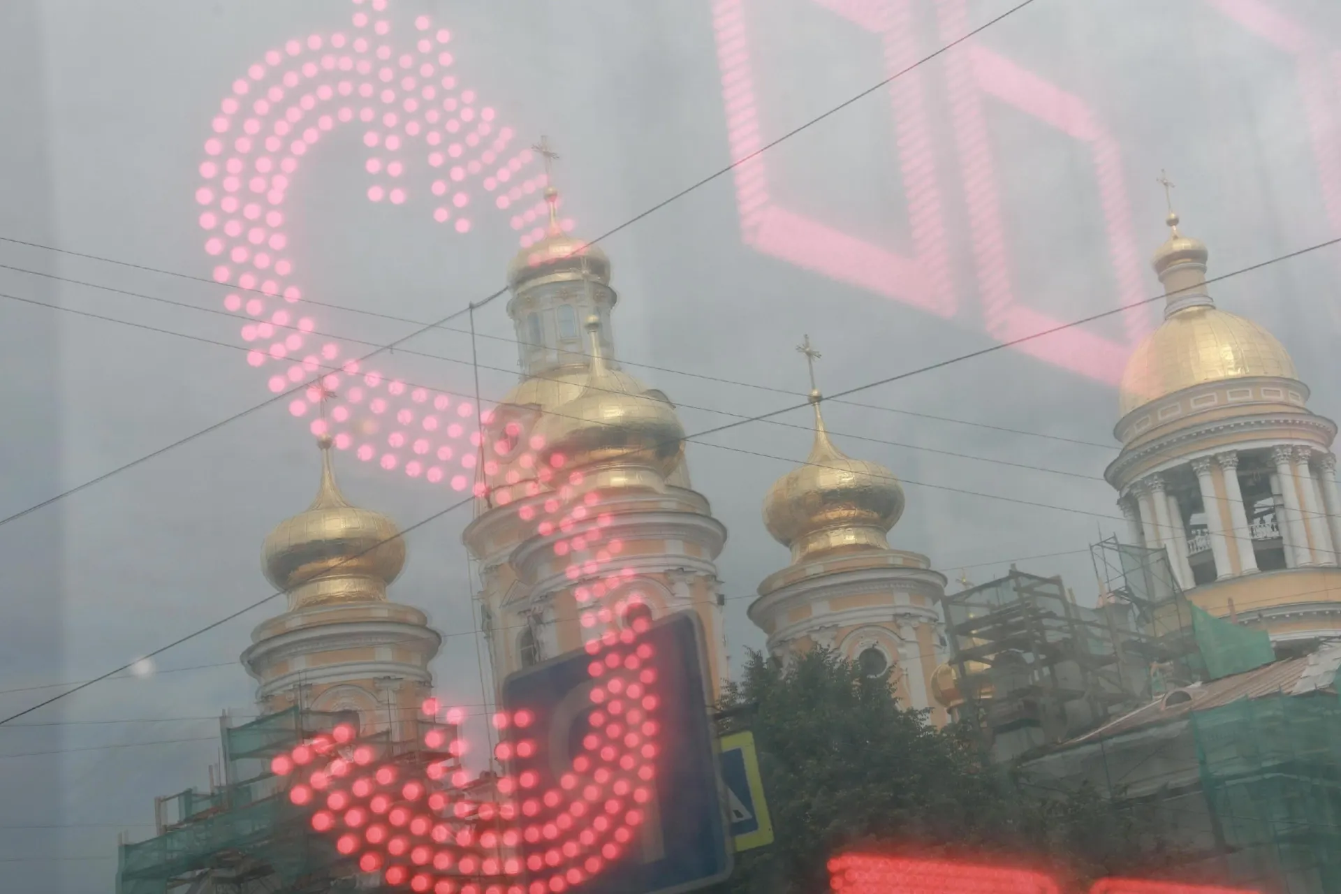 За лето рубль к доллару ослаб примерно на четверть; эксперты оценивают последствия и возможные сценарии.