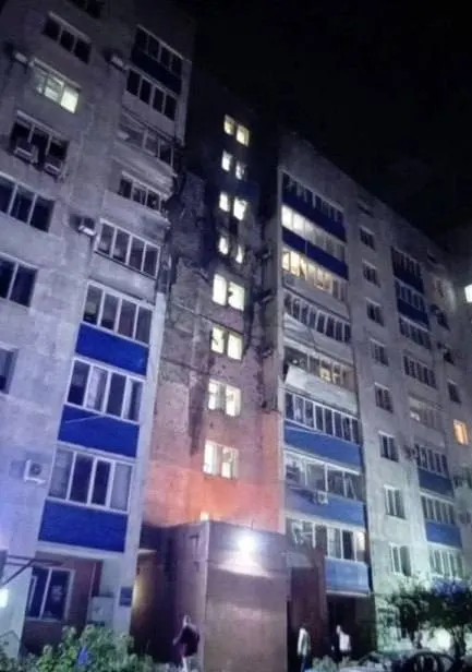 Минобороны заявило об уничтожении 516 дронов за ночь; зафиксированы повреждения в порту Усть-Луга и жилом доме в Новокуйбышевске; есть сообщения о взрывах и пострадавших в регионе.