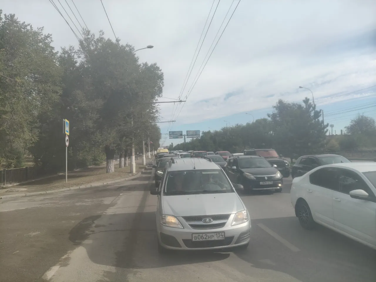 Утренний затор в Волгограде: пассажиры и водители застряли в длинной пробке, очереди на заправках у Мамаева кургана и на Первой продольной.