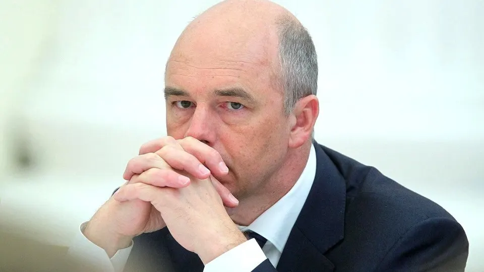 Дефицит бюджета продолжит расти в 2026 году и может составить около 3% ВВП, достигнув примерно 6,9 трлн рублей. Военные расходы будут давить на финансы, а к 2027 году прогнозируется снижение дефицита до примерно 2% ВВП.