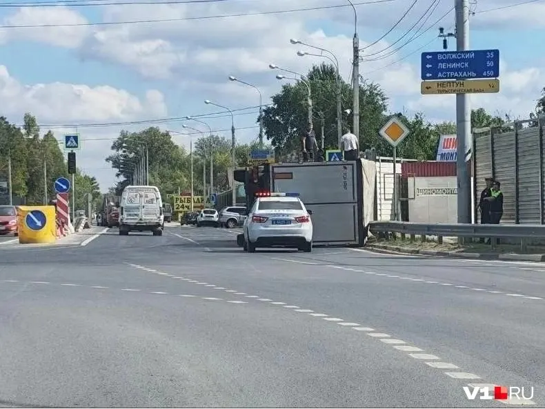 Из-за опрокидывания грузовика на съезде образовалась пробка на мосту.