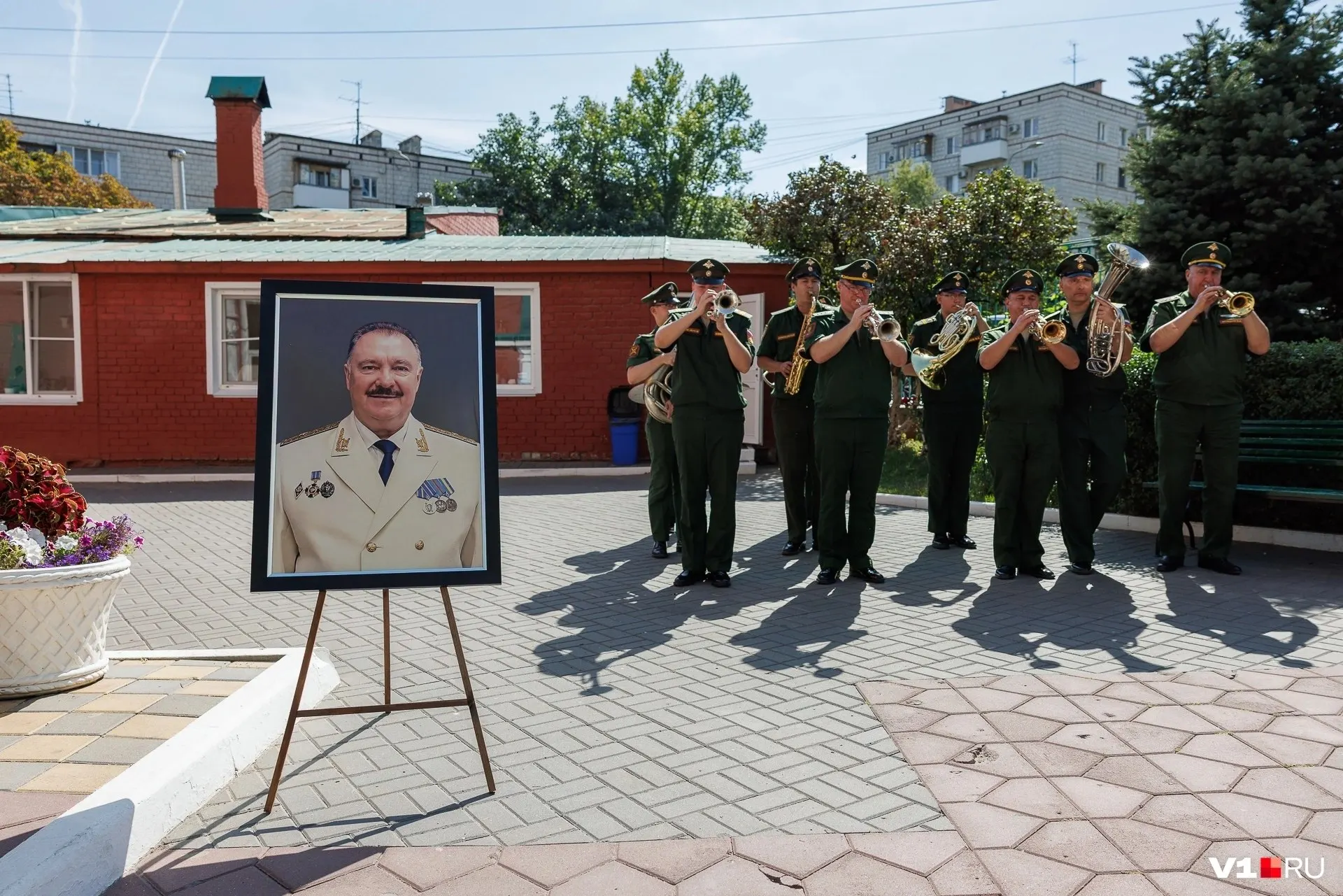 На траурной церемонии присутствовали чиновники, депутаты и близкие; у Волколупова осталось 14 детей.