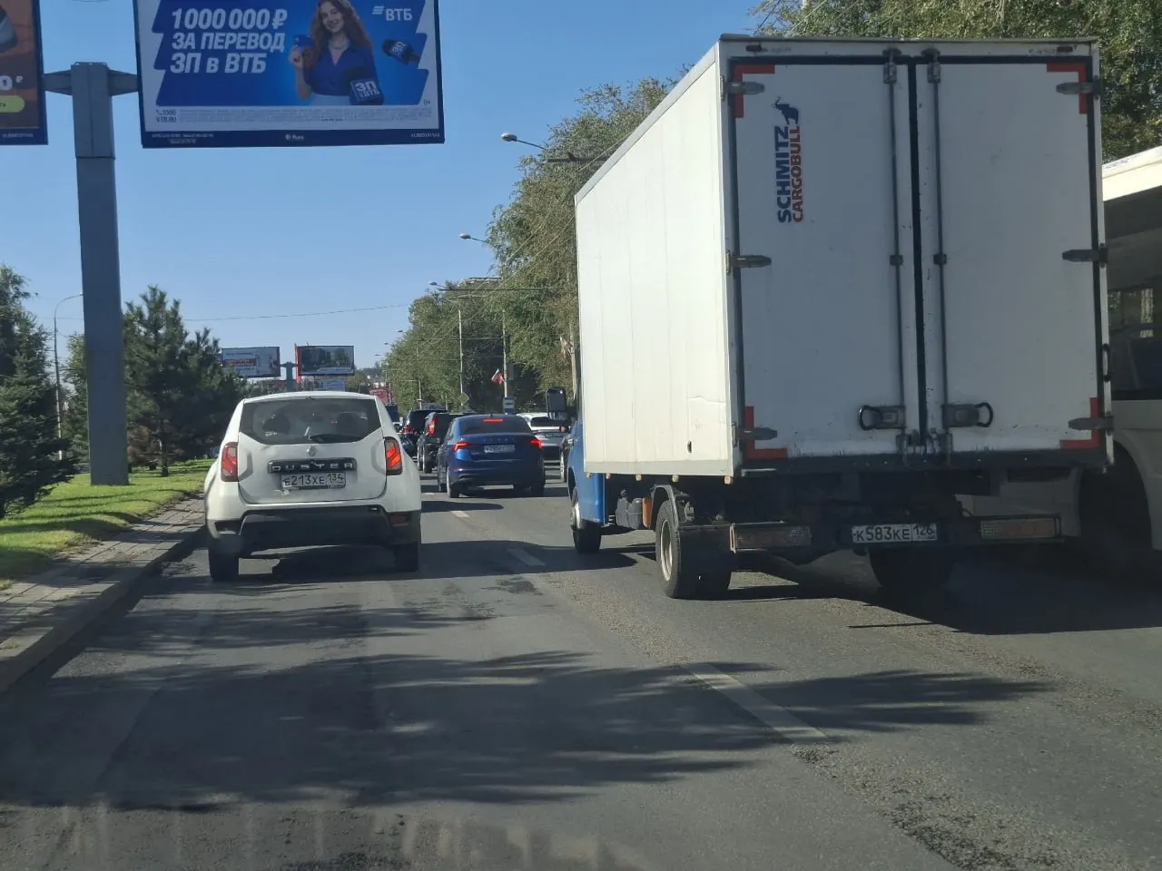 На Первой продольной в сторону центра Волгограда образовалась крупная пробка; вероятные ДТП и очереди на бензин затронули несколько районов города.