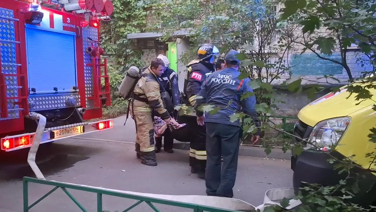 Пожар в многоквартирном доме на ул. Советской в центре Волгограда стал причиной тяжелых травм у пожилой женщины; врачи борются за её жизнь.