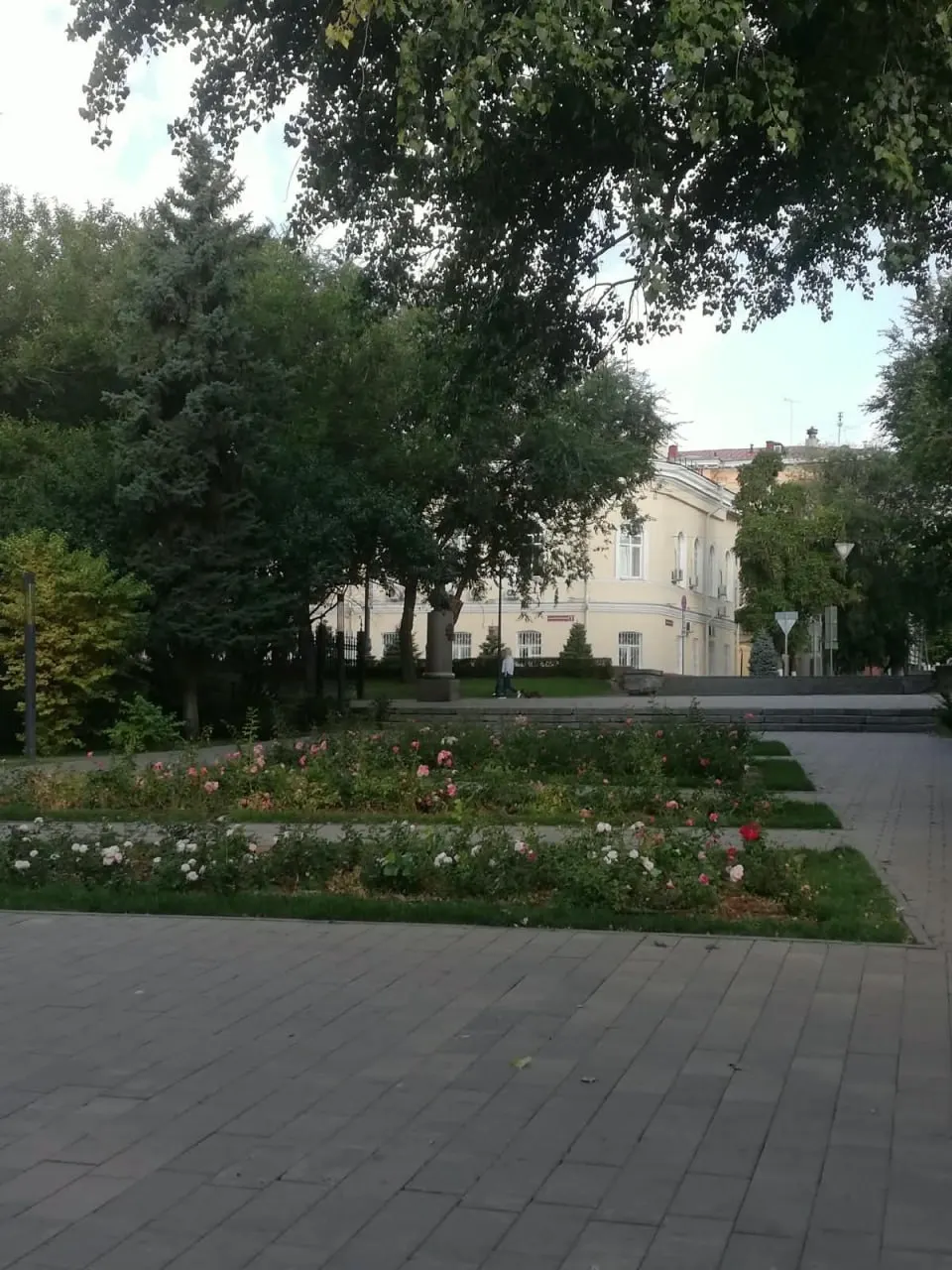 Неожиданное исчезновение работы на набережной Волгограда вызывает вопросы: автор и спонсор утверждают, что она все же может появиться в другом месте.