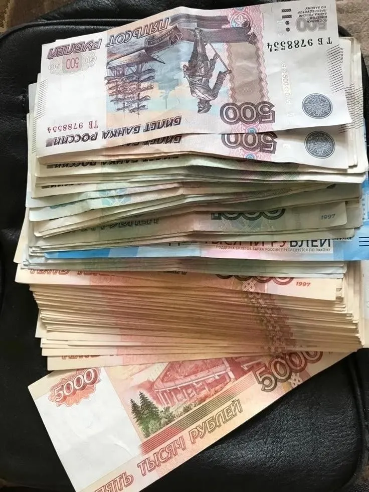 Депутат предложил ввести годовую премию, которую часто называют «13-й зарплатой», для всех работающих граждан; сначала — для работников бюджета, затем — для остальных.