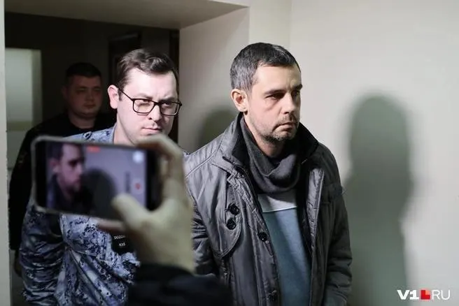 Журналист, обвиняемый в крупном вымогательстве и находящийся в СИЗО, пытался снять арест с доли квартиры; суд не удовлетворил иск, недвижимость остаётся под арестом.