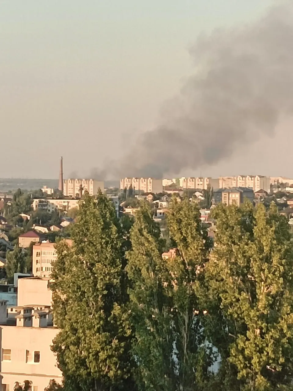 В Тракторозаводском районе Волгограда произошел пожар; над городом заметен черный дым; на место прибыли пожарные расчеты.
