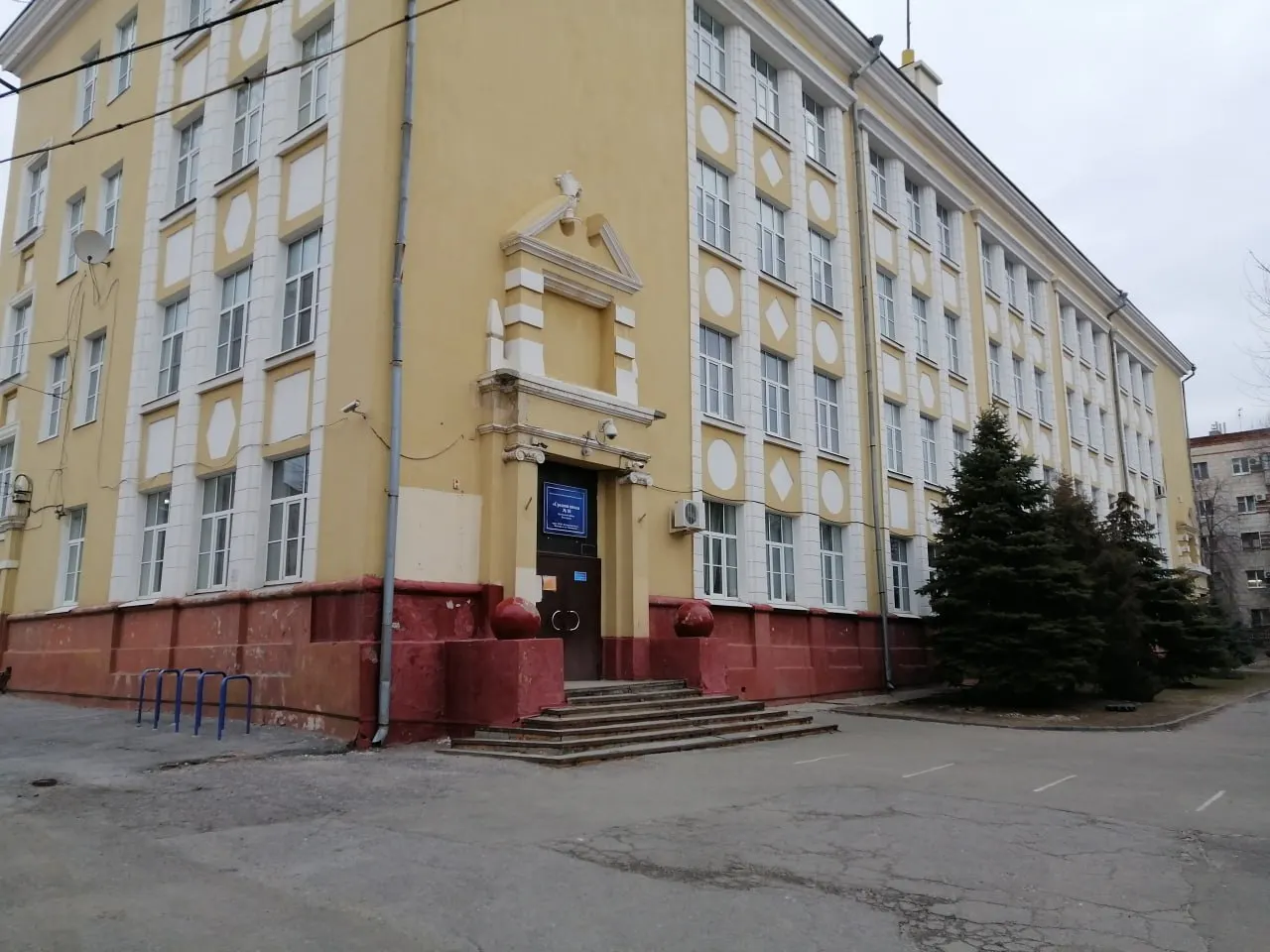 В Волгограде ведется расследование причин обрушения подвесного потолка в школе № 10 Центрального района. Ремонт, выполненный предпринимателем из Калмыкии, завершился незадолго до начала учебного года и до сих пор не принят; преподаватели потребовали удалить фото и видео последствий.